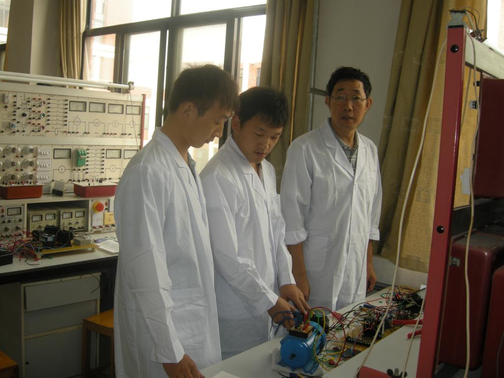 郑竹林教授在指导学生调试电机控制
