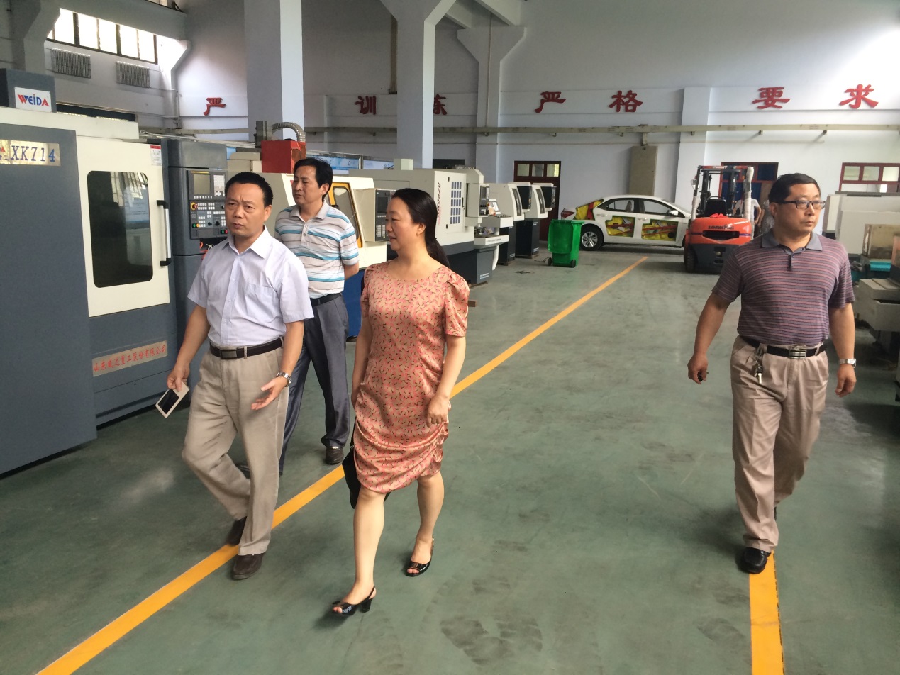 副校长刘莉莉参观实习工厂