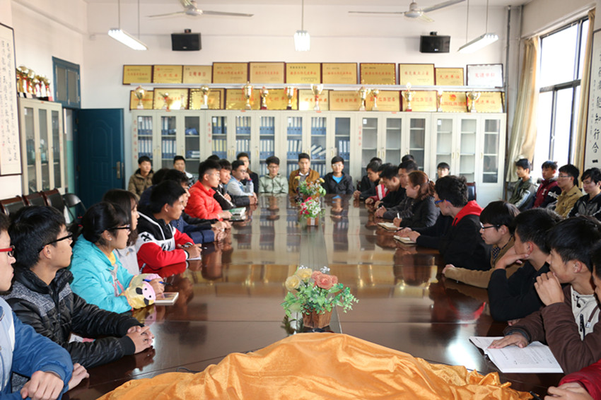 学员们认真倾听